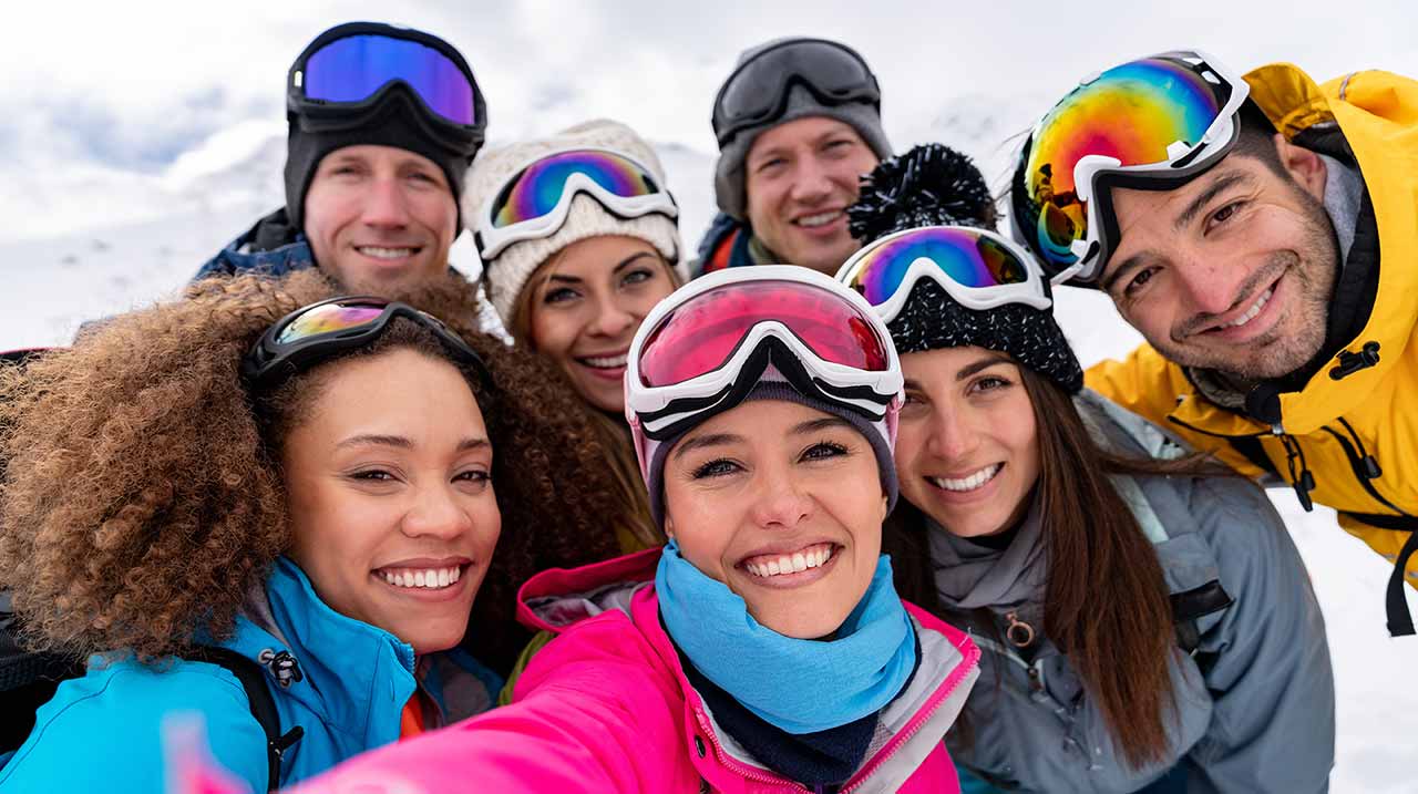 Gruppo di amici si fanno un selfie sulle piste da sci.