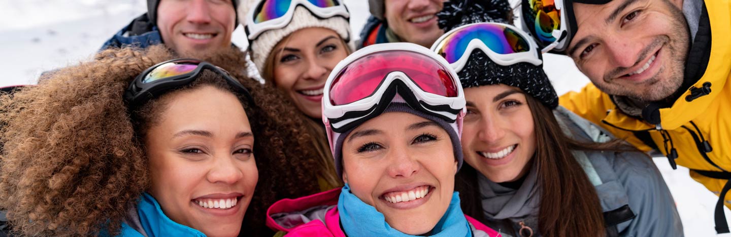 Gruppo di amici si fanno un selfie sulle piste da sci.