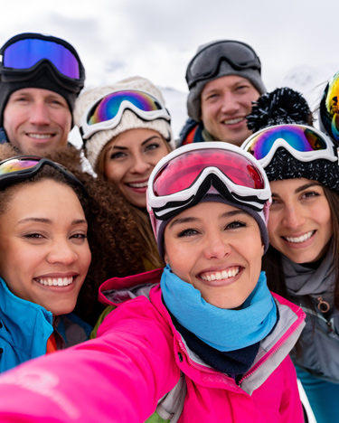 Gruppo di amici si fanno un selfie sulle piste da sci.