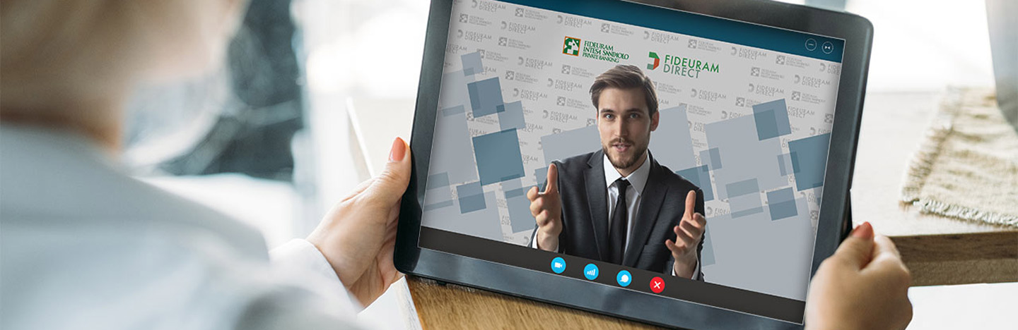 Una cliente consulta un Fideuram Direct Banker tramite video conference da tablet.