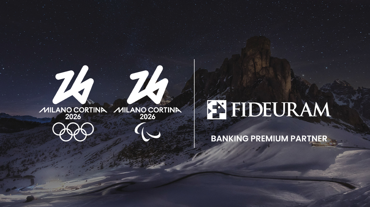 Immagine del Passo di Giau nelle Dolomiti. In sovraimpressione il composit logo dei Giochi Olimpici e Paraolimpici Invernali di Milano Cortina 2026 e Fideuram Intesa Sanpaolo Private Banking Banking Premium Partner.