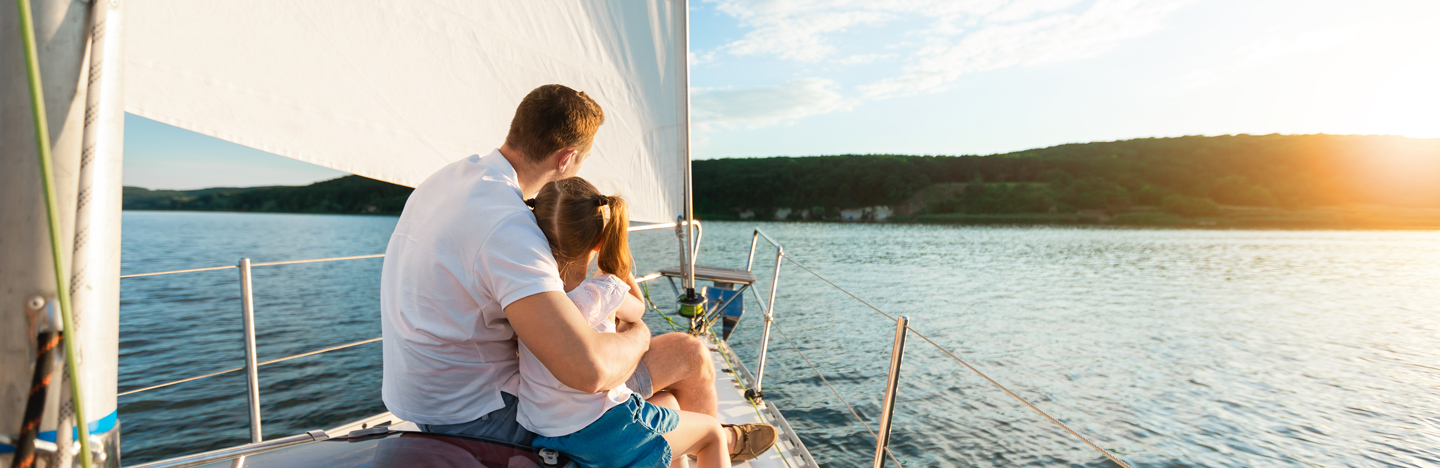 Padre e figlia osservano il panorama dalla propria banca a vela.