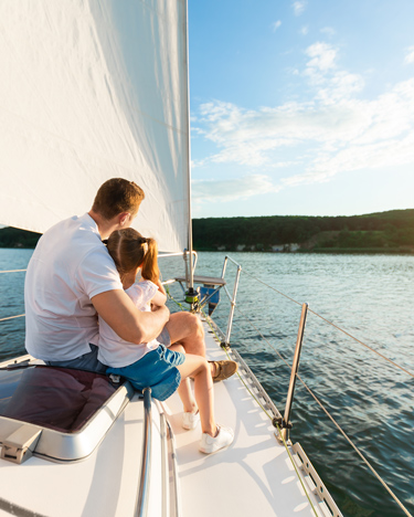 Padre e figlia osservano il panorama dalla propria banca a vela.